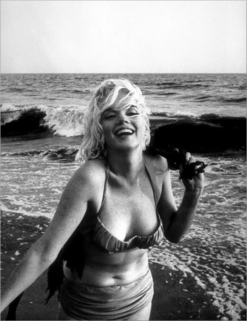 바닷가를 배경으로 웃고 있는 마릴린 먼로 [George Barris/wikimedia]