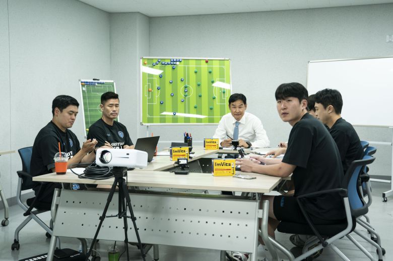 슈팅스타 감독·코치진이 경기 전 전력분석 미팅을 하고 있다. [쿠팡플레이 제공]