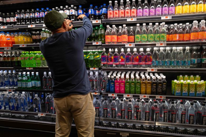 지난달 13일(현지시간) 미국 뉴욕 브루클린의 한 식료품점에서 한 남성이 진열대를 정리하고 있다. [AFP]