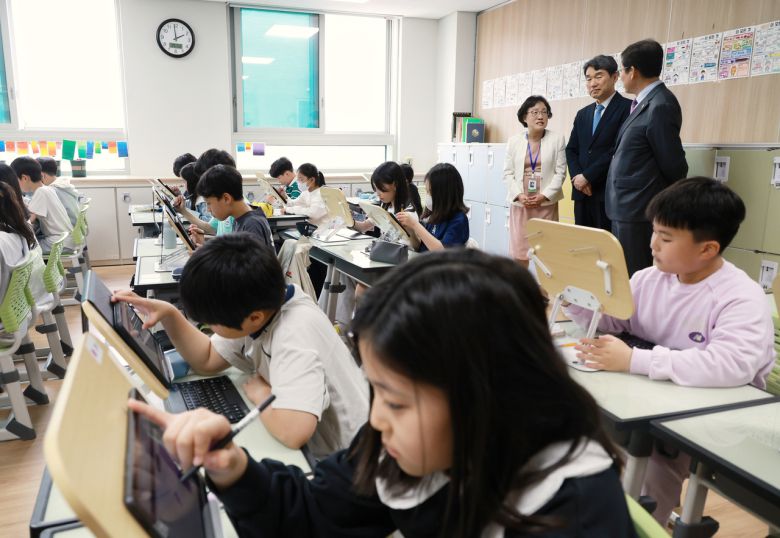 이주호 교육부 장관이 청주 복대초등학교에서 인공지능(AI) 디지털교과서를 활용한 수업을 참관하고 있다. [교육부 제공]