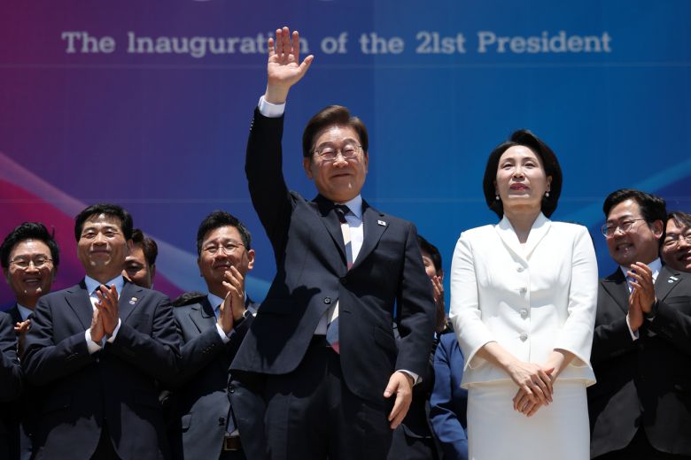 이재명 대통령이 4일 서울 여의도 국회 로텐더홀에서 열린 제21대 대통령 취임선서식을 마치고 잔디광장에 모인 시민들을 향해 인사하고 있다. 오른쪽은 김혜경 여사. [연합]
