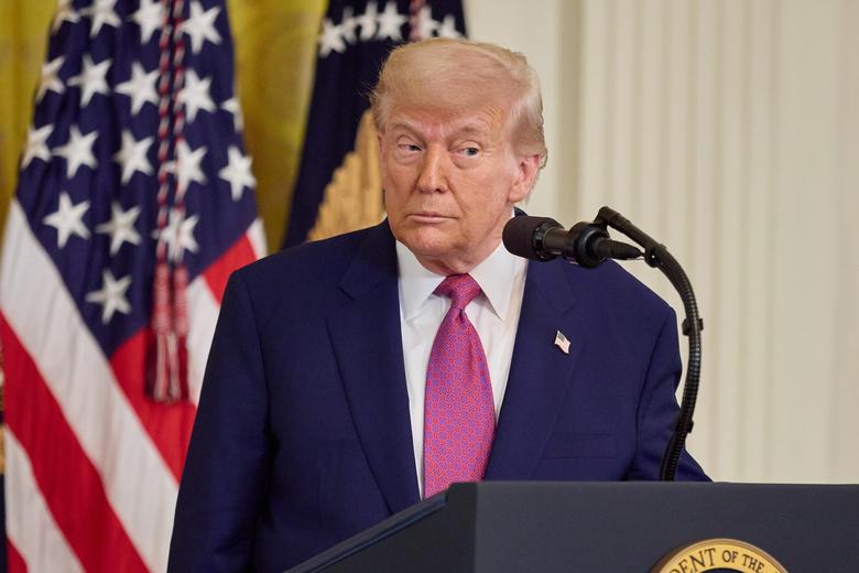 도널드 트럼프 미국 대통령이 12일(현지시간) 워싱턴 DC 백악관 이스트룸에서 캘리포니아의 가스 구동 자동차 규제를 단계적으로 폐지하고 2035년까지 신차 판매를 종료하는 결의안에 서명하기 전에 연설하고 있다. [EPA]