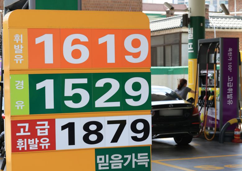 지난 8일 서울 시내 한 주유소에서 시민들이 주유하고 있다. [연햡]