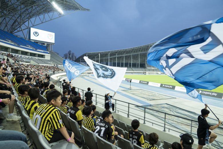 12일 용인미르스타디움에서 ‘슈팅스타’와 ‘춘천시민구단’과의 경기가 펼쳐지고 있다. [쿠팡플레이 제공]