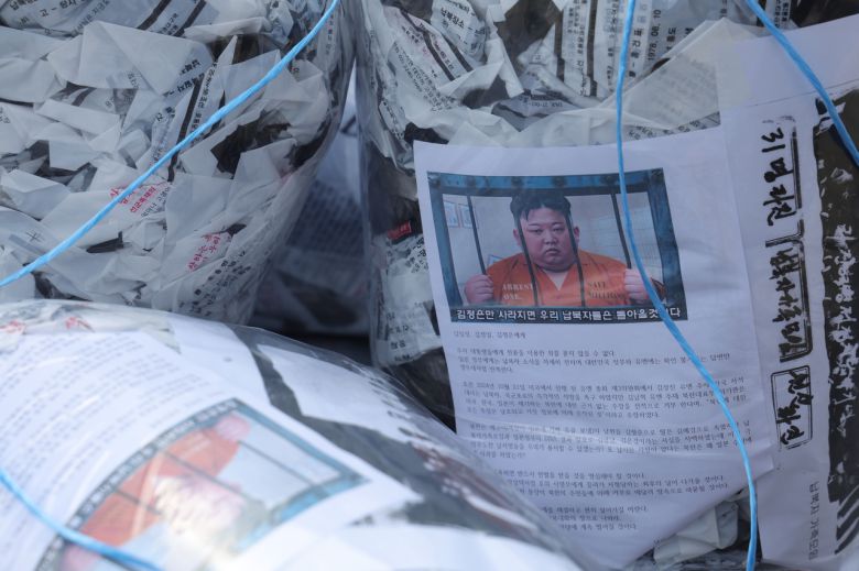 인천 강화도와 경기 김포 접경지역에 민간 단체가 살포한 것으로 추정되는 대북전단이 달린 대형 풍선이 떨어져 경찰이 수사에 나섰다. 사진은 납북자가족모임이 준비한 대북전단. [연합]