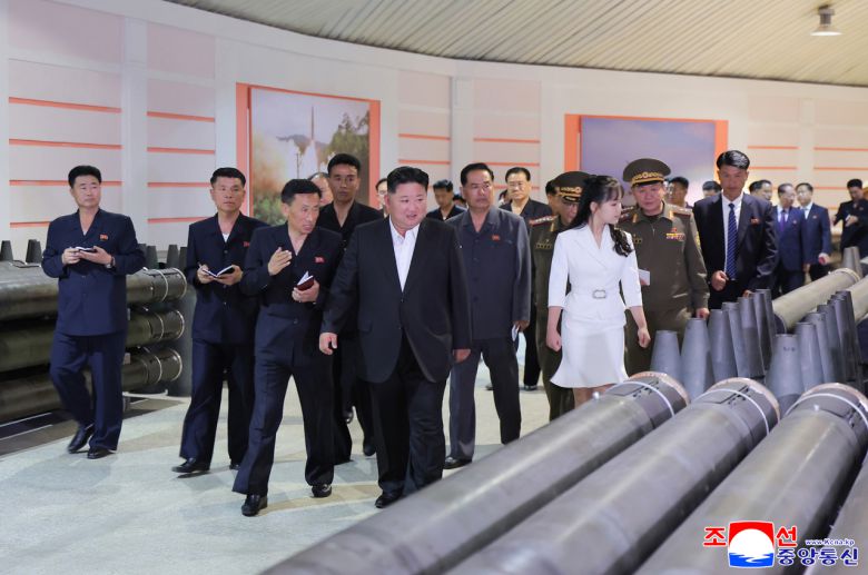 김정은 북한 국무위원장이 지난 13일 중요군수공업기업소를 현지지도하고 상반기 포탄생산 실태와 능력확장 및 현대화 정형을 구체적으로 요해(파악)했다고 조선중앙통신이 14일 보도했다. [조선중앙통신, 연합]