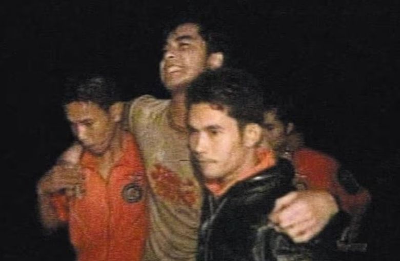 승객 101명이 사망한 1998년 비행기 추락 사고에서 살아 남은 태국 가수 루앙삭 로이추삭(47) [데일리메일]