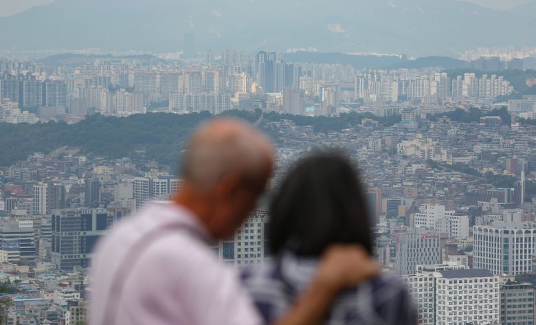 서울 남산에서 바라본 성북구, 노원구 일대 아파트 단지 모습. [연합]