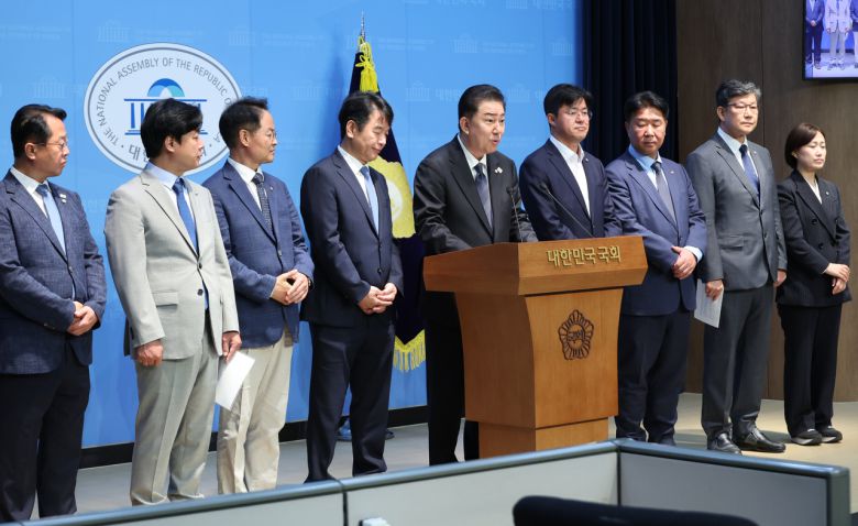 김병기 더불어민주당 신임 원내대표가 15일 서울 여의도 국회 소통관에서 원내대표단 인선을 발표하고 있다.  왼쪽부터 문금주 대변인, 김현정 대변인, 허영 정책수석, 문진석 운영수석, 김병기 원내대표, 박상혁 소통수석, 이기헌 비서실장, 김남근 민생부대표, 백승아 대변인. [연합]