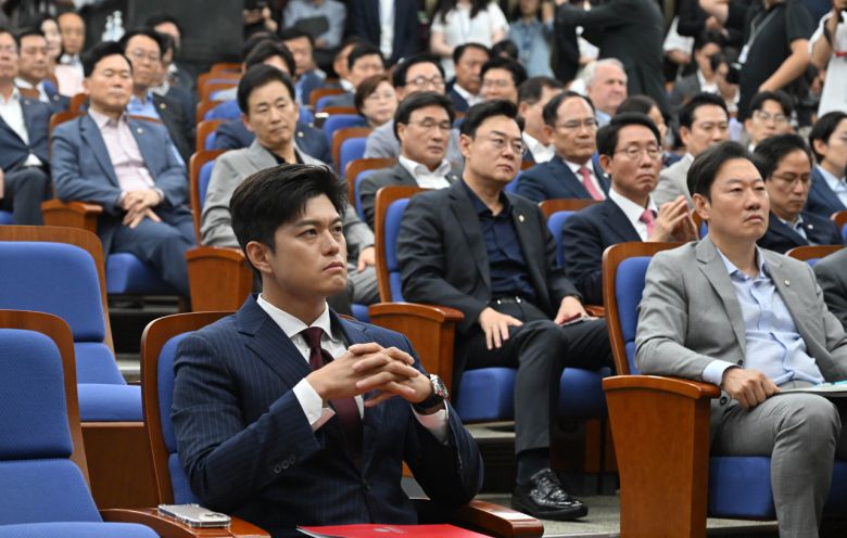 김용태 비상대책위원장 등 국민의힘 의원들이 지난 9일 국회에서 열린 의원총회에 참석해 있다. 임세준 기자