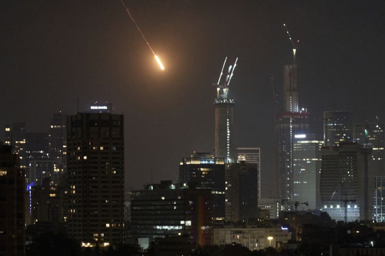 13일(현지시간) 이스라엘의 공격을 받은 이란은 이날 밤부터 이스라엘 본토를 향해 미사일을 대거 발사하며 대대적인 보복에 나섰다. 이스라엘군은 이날 밤 9시께 이란에서 날아오는 미사일 100여기를 포착해 요격 작전을 수행했다고 밝혔다. 이란의 공습은 이튿날인 14일 새벽까지도 약 네 차례에 걸쳐 이어졌다. [AP]