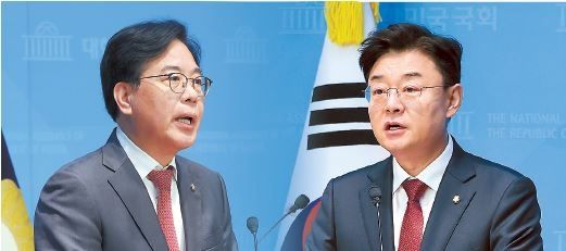 국민의힘 원내대표 선거에 출사표를 던진 송언석(왼쪽) 의원과 김성원 의원. [연합]