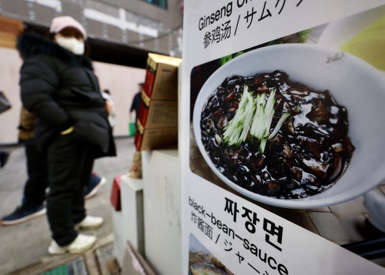 이상 기후로 식재료 가격이 오르고 환율 급등으로 수입 단가까지 뛰면서 식품·외식 물가가 또 뛰고 있다. 여기에 트럼프 신정부 불확실성까지 겹치면서 인플레이션이 다시 시작될 수 있다는 우려가 나온다. 사진은 서울 중구 명동의 한 음식점에 자장면 메뉴판 [뉴시스]