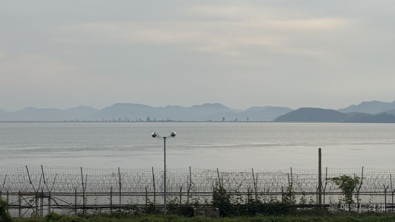 13일 오전 7시께 강화군 양사면 철산리에서 바라본 북한 모습. 강화=박연수 기자