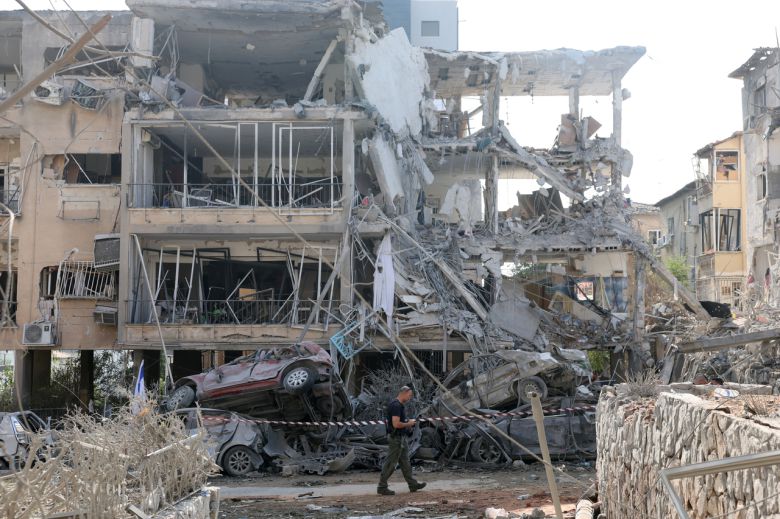 13일(현지시간) 이스라엘의 공격을 받은 이란은 이날 밤부터 이스라엘 본토를 향해 미사일을 대거 발사하며 대대적인 보복에 나섰다. 이스라엘군은 이날 밤 9시께 이란에서 날아오는 미사일 100여기를 포착해 요격 작전을 수행했다고 밝혔다. 이란의 공습은 이튿날인 14일 새벽까지도 약 네 차례에 걸쳐 이어졌다. [EPA]