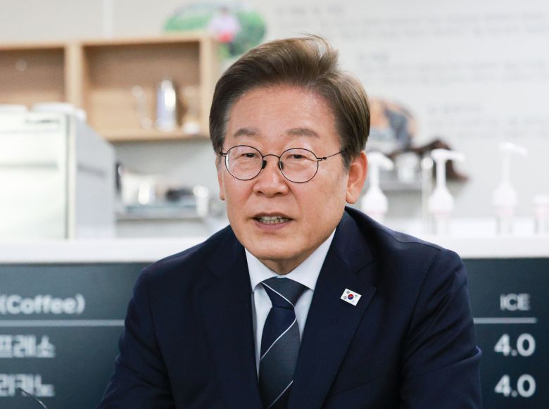 이재명 대통령이 지난 13일 경기도 파주시 장단면 행정복지센터에서 접경지 주민 간담회를 하고 있다. [연합]