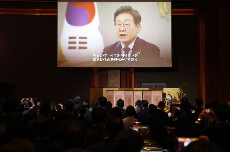 16일 서울 중구 롯데호텔에서 열린 한일 국교정상화 60주년 기념 행사에서 이재명 대통령이 보낸 영상 축사가 나오고 있다. [연합]