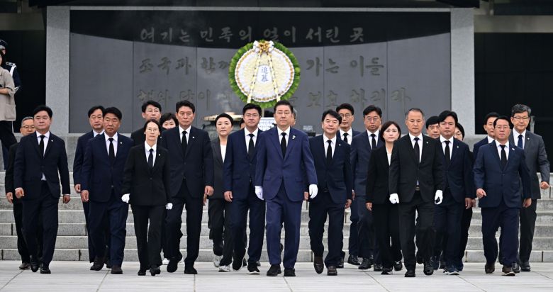 김병기 더불어민주당 대표 직무대행 겸 원내대표를 비롯한 신임 원내지도부가 16일 오전 서울 동작구 국립서울현충원 현충탑을 참배를 마치고 이동하고 있다. 이상섭 기자