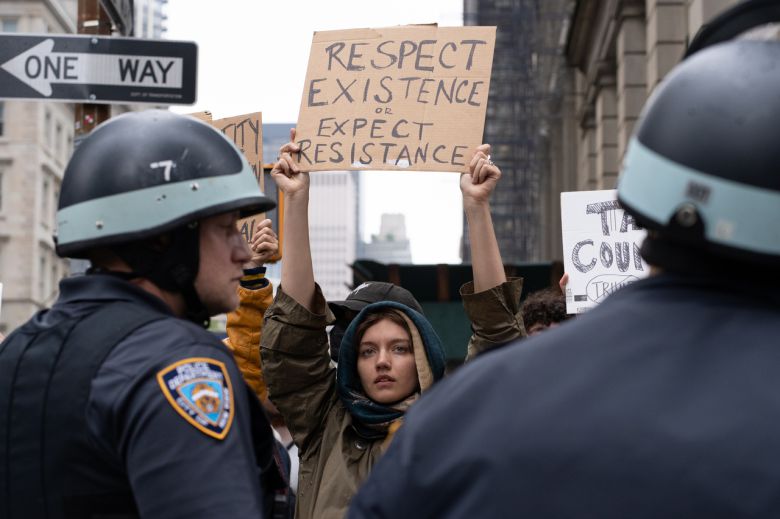 14일(현지시간) 미국 뉴욕의 연방광장 밖에서 열린 ‘노 킹스’ 시위에서 시위대가 팻말을 들고 있다. [UPI]