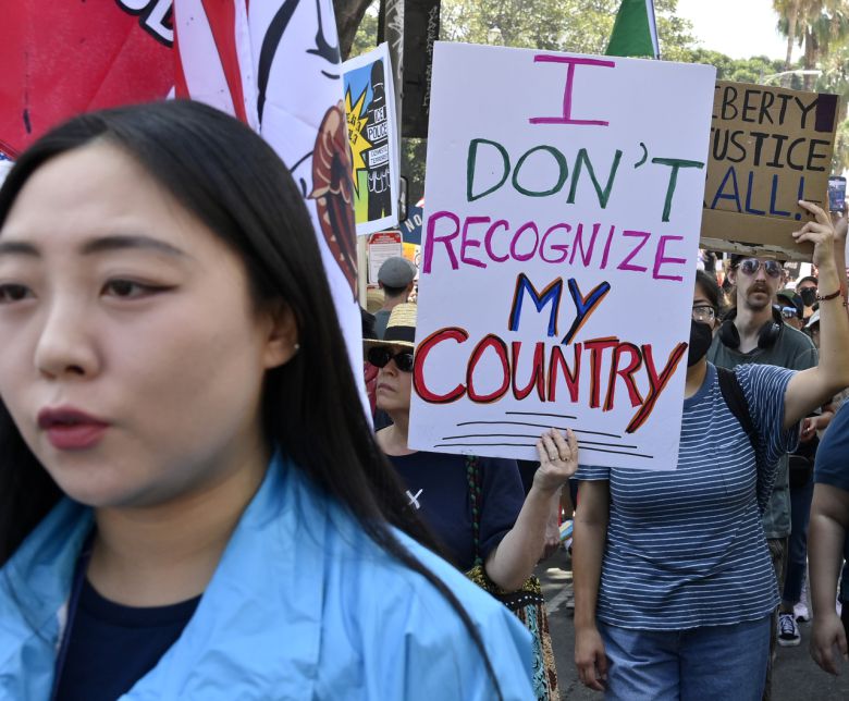 지난 14일(현지시간) 14일 미국 로스앤젤레스(LA)에서 수천 명의 시위대가 트럼프 행정부의 정책에 항의하기 위해 시청에 모였습니다.[UPI]