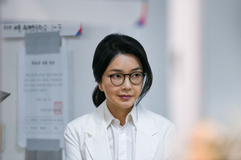 윤석열 전 대통령 배우자 김건희 여사가 제21대 대통령 선거일인 3일 서울 서초구 원명초등학교에 마련된 서초4동제3투표소에서 투표하기 위해 줄을 서고 있다. 2025.6.3 [공동취재] <연합뉴스>