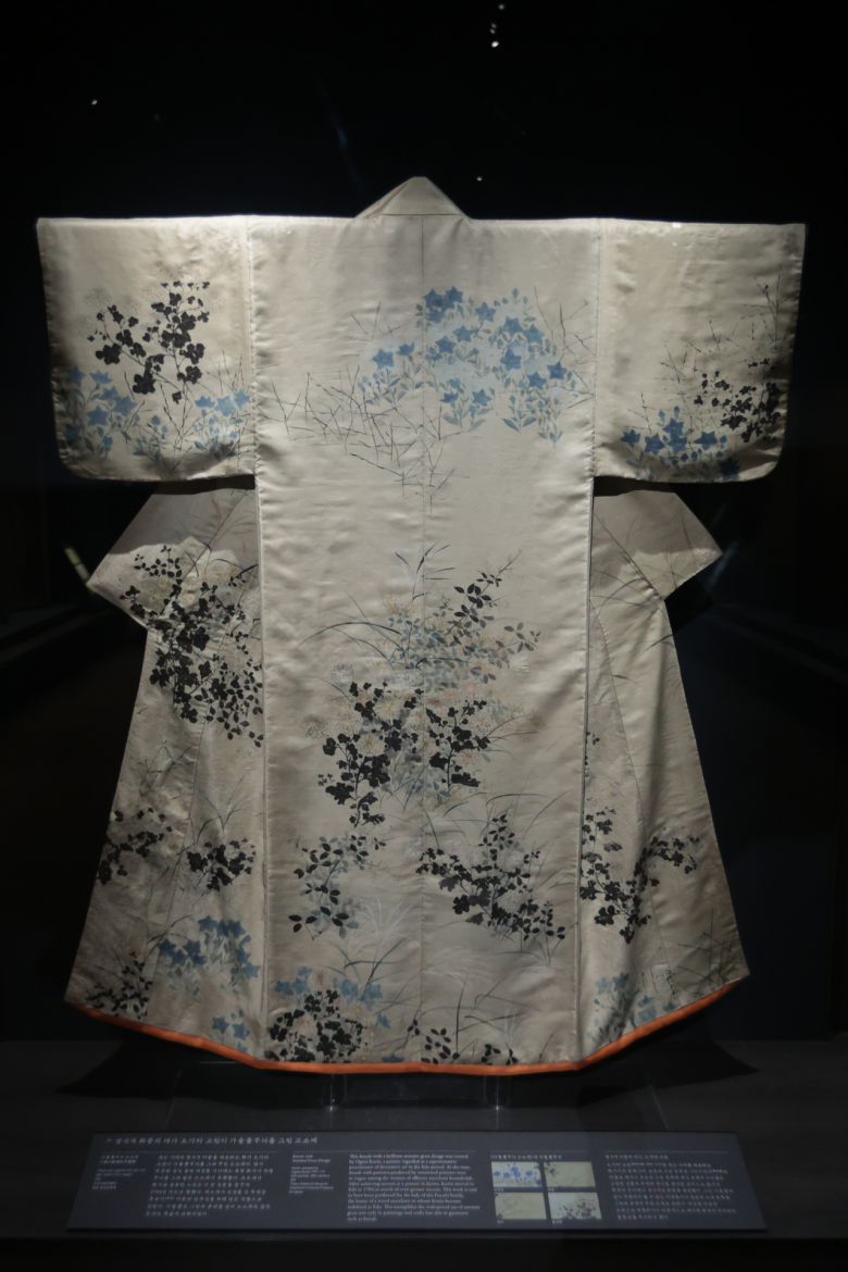 17일 국립중앙박물관에서 개막하는 특별전 ‘일본미술, 네 가지 시선’에 출품된 오가타 고린의 ‘가을풀무늬 고소데’. [연합]