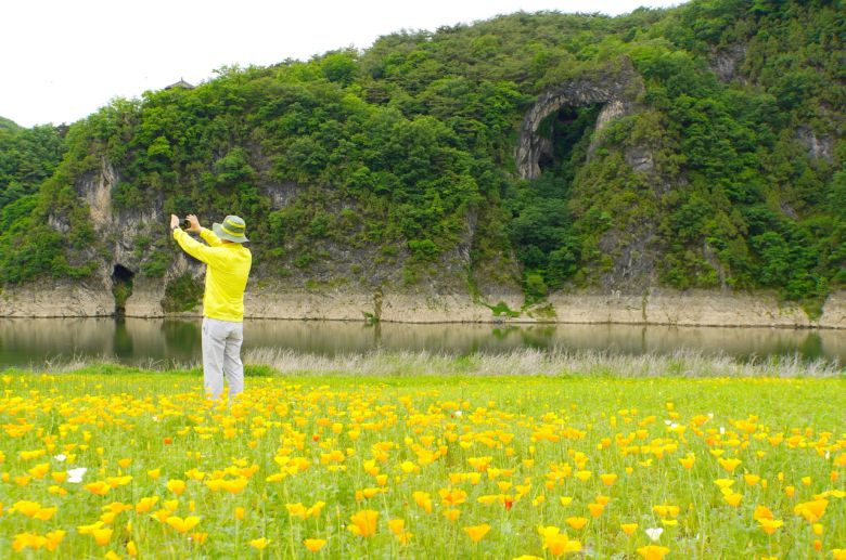 도담정원과 사진 오른편 석문