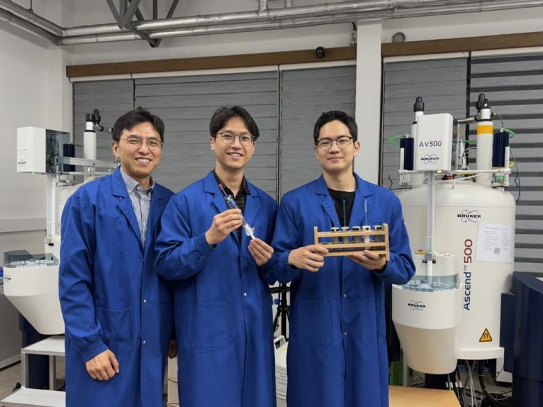 이번 연구를 수행한 KAIST 화학과 이현우(왼쪽부터) 교수, 김동훈·최경선 석박통합과정.[KAIST 제공]