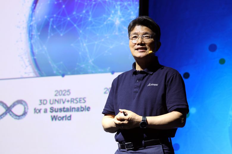 정운성 다쏘시스템코리아 대표이사가 지난달 29일 서울 코엑스에서 ‘3D익스피리언스 코리아 컨퍼런스 2025’에서 환영사를 하는 모습. [다쏘시스템 제공]