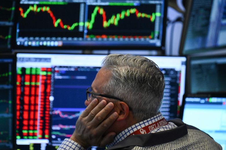 지난 13일(현지시간) 뉴욕 증권거래소(NYSE) 개장 시간, 한 트레이더가 뉴욕에서 거래하고 있다. [AFP]