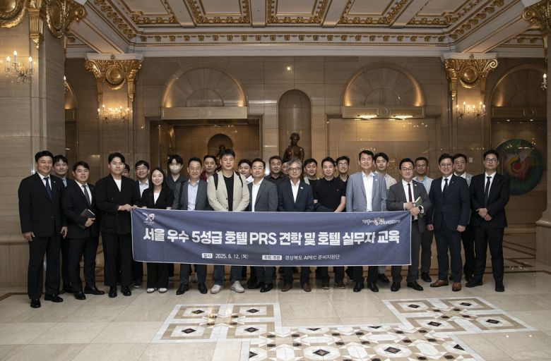 롯데호텔앤리조트가 2025년 APEC(아시아태평양경제협력체) 정상회의의 성공적 개최를 위해 경주 지역 숙박업 종사자를 대상으로 전문 교육 및 벤치마킹 프로그램을 진행하고 기념사진을 촬영하고 있다. [롯데호텔앤리조트 제공]