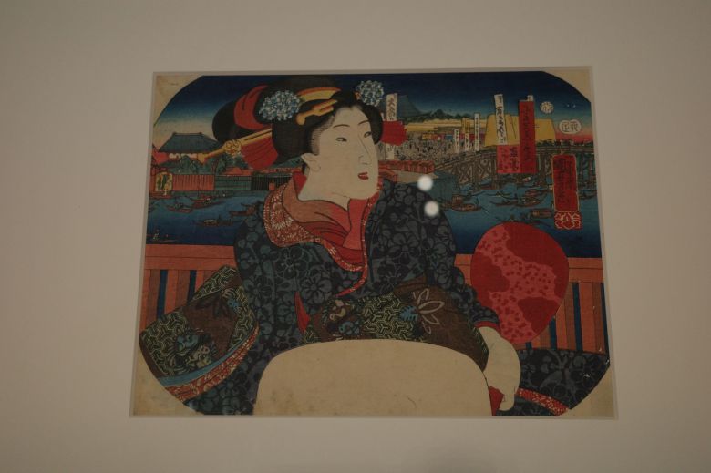 ‘우키요에’의 대가 우타가와 구니요시의 ‘활기’ 연작 중 ‘료고쿠’. 요정 2층에서 젊은 여인이 스미다강 료고쿠 다리의 활기 넘치는 풍경을 내려다보고 있는 모습. 료고쿠는 에도 제일의 번화가였다. 이정아 기자.