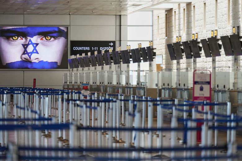 지난 13일(현지시간) 이스라엘 텔아비브 인근에서 이스라엘 군이 이란을 공격한 후 이스라엘 벤구리온 공항에 승객이 비어 있다. [AP]