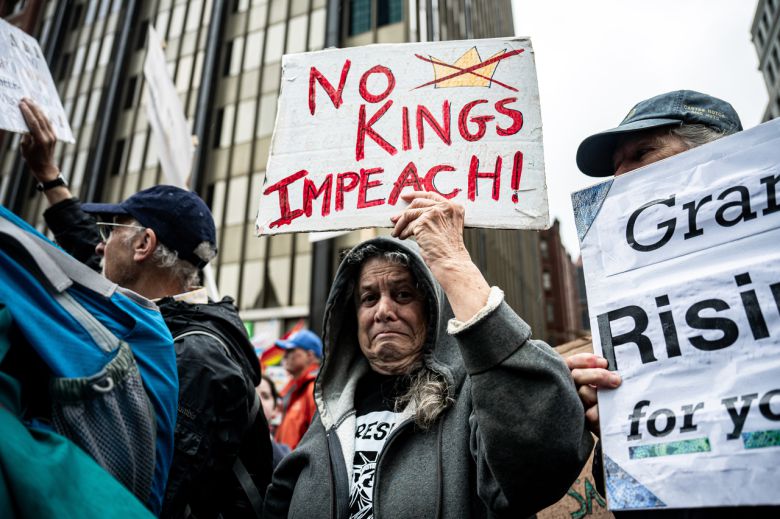 지난 14일(현지시간) 미국 매사추세츠주 보스턴에서 시민들이 ‘노 킹스’ 시위에 참여하고 있다. [신화]