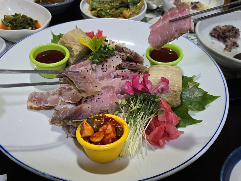 내륙이 해물을 더 창의적으로 요리할때가 많다. 제천식 삭힌홍어요리와 약채 양념