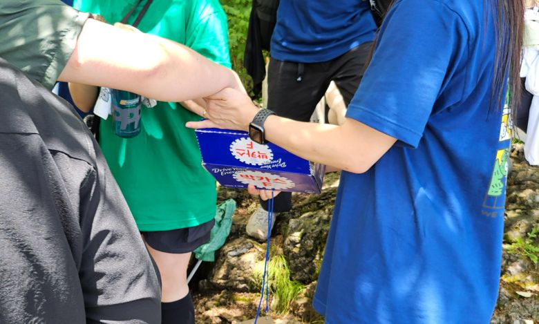 14일 강원도 영월에서 클린하이커스가 주최해 열린 ‘제1회 쓰레기줍기대회’ 코스 기점에서 NPC 미션을 수행한 참가자들이 추첨권을 뽑고 있다. 김광우 기자.