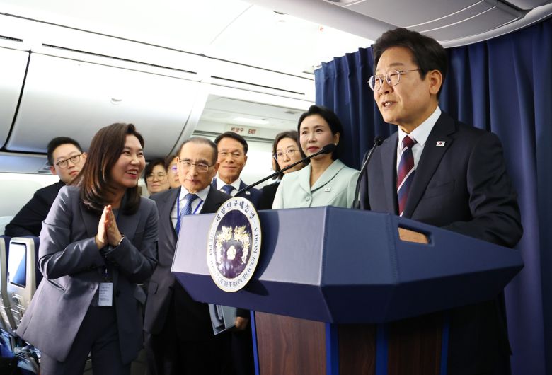 이재명 대통령이 16일(현지시간) 주요 7개국(G7) 정상회의 참석을 위해 캐나다 앨버타주 캘거리로 향하며 공군 1호기에서 기자간담회를 하고 있다. [연합]