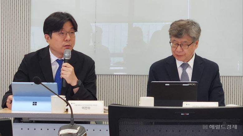 17일 오전 10시 서울 관악구 서울대 우석경제관에서 개최된 ‘성공하는 대통령: 새 정부에 대한 제언’ 연구 발표회에서 이진수 서울대 행정대학원 교수가 발언하고 있는 모습. 안효정 기자.