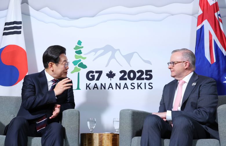 51차 주요 7개국(G7) 정상회의에 참석한 이재명 대통령이 16일(현지시간) 캐나다 앨버타주 캘거리의 한 호텔에서 앤서니 앨버니지 호주 총리와 한·호주 정상회담을 하며 발언하고 있다. [연합]