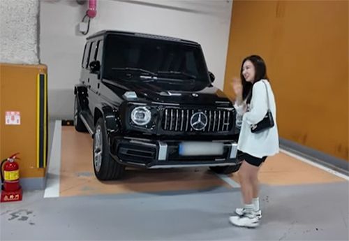 쇼호스트 이솔지가 홈쇼핑 방송 수당으로 억대의 벤츠를 구매했다고 밝혀 눈길을 끌고 있다. [유튜브 채널 ‘햅삐 김성은’ 영상 캡처]