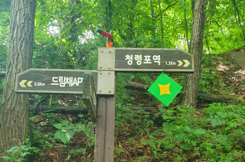 14일 강원도 영월에서 클린하이커스가 주최해 열린 ‘제1회 쓰레기줍기대회’ 코스 기점에 QR코드가 표시된 종이가 걸려 있다.[클린하이커스 제공]