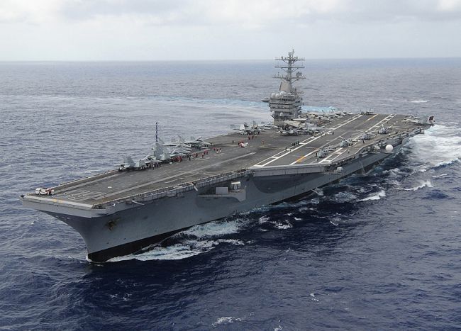 미국의 항공모함 USS 니미츠(CVN 68)호가 16일(현지시간) 베트남에 정박하려던 계획을 취소하고 동남아시아를 떠나던 중 이스라엘과 이란이 전투를 벌이는 가운데 미국의 주둔을 강화하기 위해 중동으로 향하고 있다는 외신 보도가 나왔다. 사진은 니미츠호의 항해 모습 [헤럴드 DB]