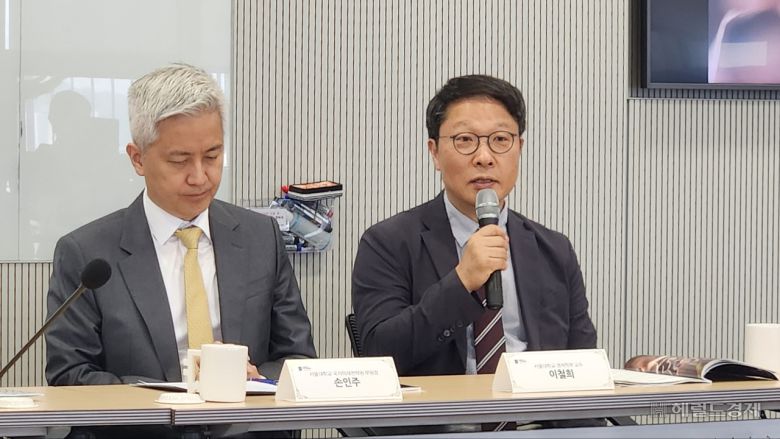 17일 오전 10시 서울 관악구 서울대 우석경제관에서 개최된 ‘성공하는 대통령: 새 정부에 대한 제언’ 연구 발표회에서 이철희 서울대 경제학부 교수가 발언하고 있는 모습. 안효정 기자.