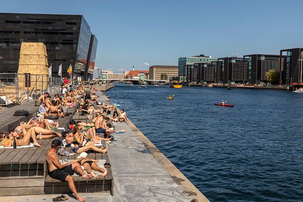 코펜하겐 왕립도서관 근처 부두에서 일광욕을 즐기는 시민들. [게티이미지]