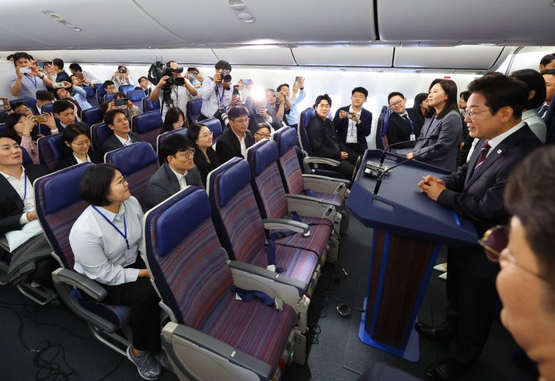 이재명 대통령이 16일(현지시간) 주요 7개국(G7) 정상회의 참석을 위해 캐나다 앨버타주 캘거리로 향하며 공군 1호기에서 기자간담회를 하고 있다. [연합]