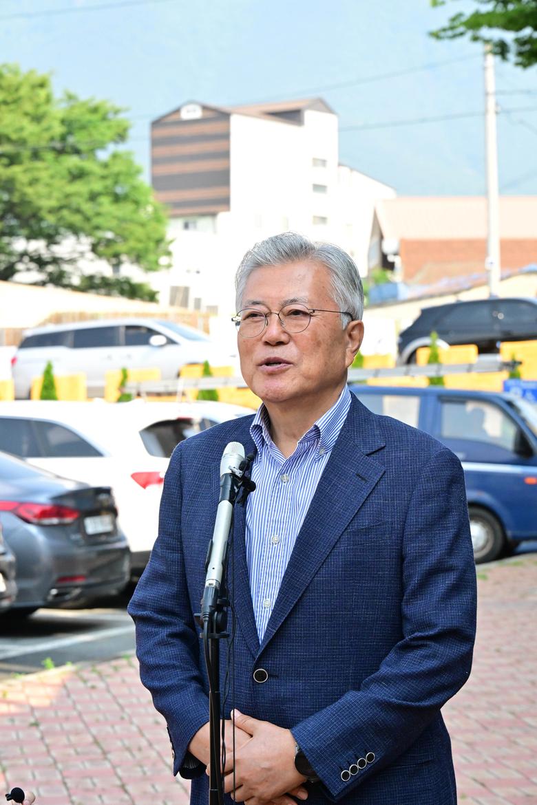 지난달 29일 오전 경남 양산시 하북면 주민자치센터에서 사전투표를 마친 문재인 전 대통령이 취재진의 질문에 답하고 있다. [뉴시스 제공]