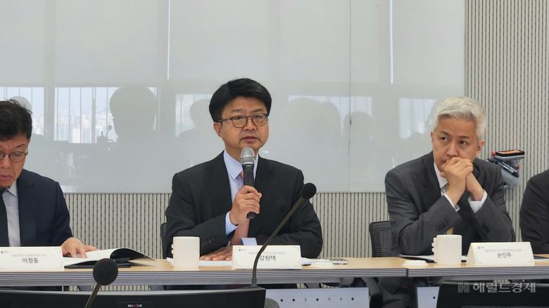 17일 오전 10시 서울 관악구 서울대 우석경제관에서 개최된 ‘성공하는 대통령: 새 정부에 대한 제언’ 연구 발표회에서 강원택 서울대 정치외교학부 교수가 발언하고 있는 모습. 안효정 기자.