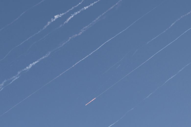 17일(현지시간) 이스라엘 예루살렘 상공을 가로지르고 있는 미사일. [EPA]