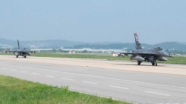 한미일 전투기 공중훈련이 18일 제주 남방 공해상에서 실시됐다. 이륙에 앞서 지상활주하고 있는 미 공군 F-16 전투기. [공군 제공]