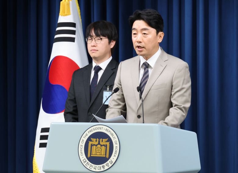 강훈식 대통령비서실장이 15일 서울 용산 대통령실에서 인선 발표를 하고 있다. 왼쪽은 하정우 AI미래기획수석. [연합]